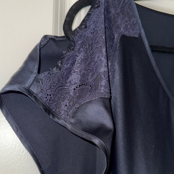 Elegant Navy Lace Trim Chemise with Shoulder Cut-outs - Picture 2 of 2